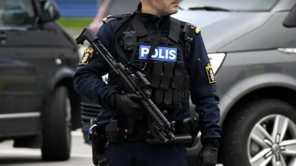 Стокгольмским полицейским выдали автоматы для защиты от террористов