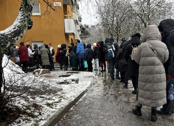 Aftonbladet: В Швеции украинских детей заставляют стоять в очередях за едой