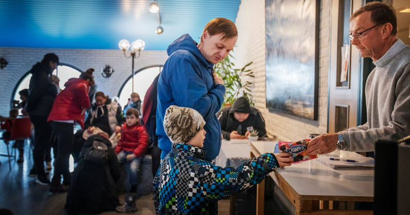 Aftonbladet: В Швеции украинских детей заставляют стоять в очередях за едой