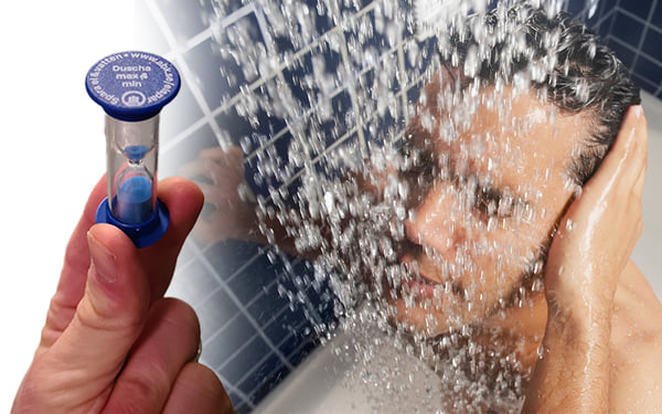 Население Швеции учат быстро принимать душ