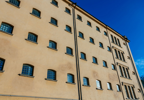 Заключенным в шведских тюрьмах стало не хватать мест