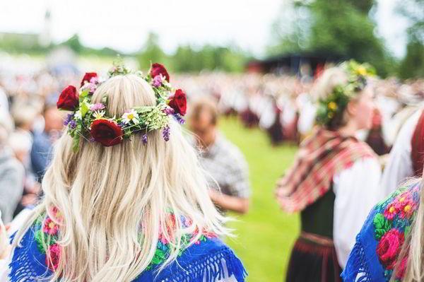 Семь причудливых традиций шведского праздника летнего солнцестояния