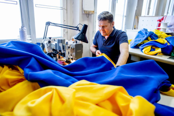 В Швеции не успевают шить украинские флаги
