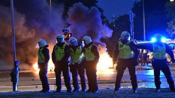 Полицейские Стокгольма готовятся к массовым беспорядкам