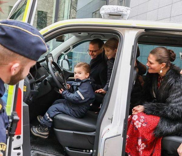 Принцы и принцессы поздравили полицейских Стокгольма