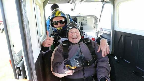 В Швеции рекордсменом по прыжкам с парашюта стала 103-летняя старушка
