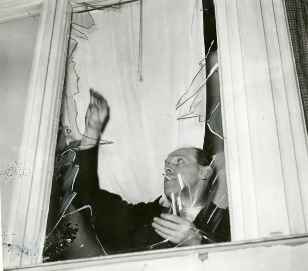 Сапожник Oscar Lindgren вытаскивает осколки стекла из окна своей квартиры по Vetegatan 9