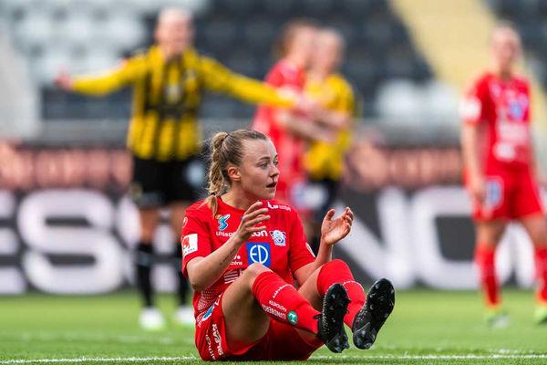 Шведская футболистка получила жёлтую карточку за эпистаксис