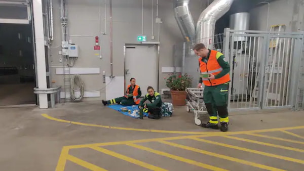 Стокгольмских парамедиков вынуждают обедать на полу