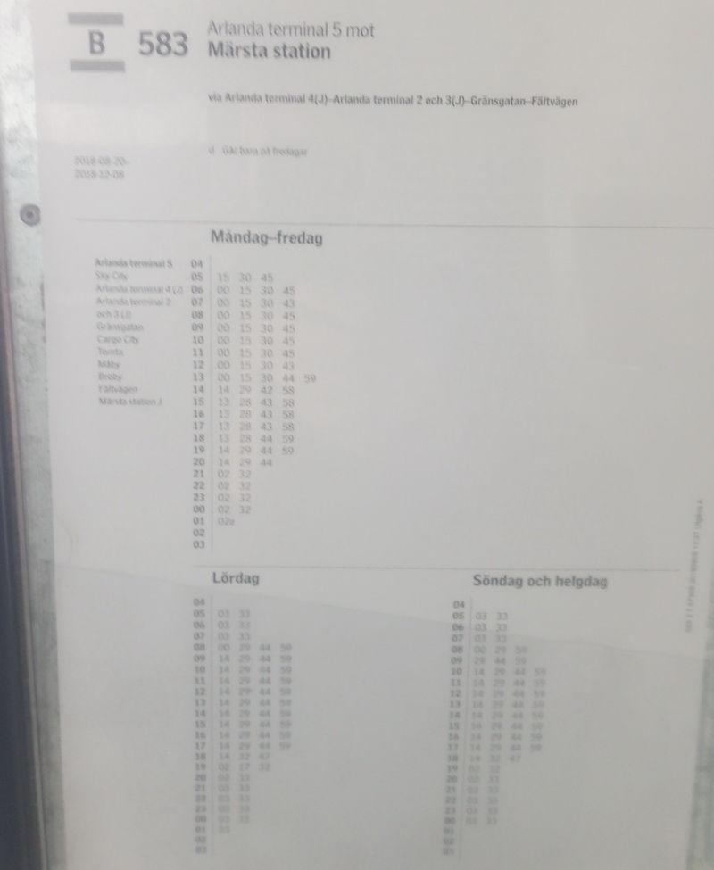 На остановке расписание автобуса 583 (ссылка на актуальное расписание - в статье)