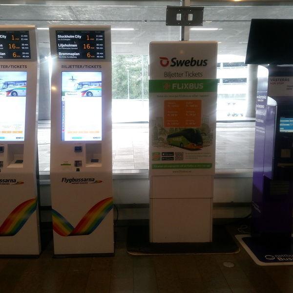 Немного левее выхода из таможенной зоны автомат по продаже билетов на Flygbussarna и стенд с информацией по Flixbus
