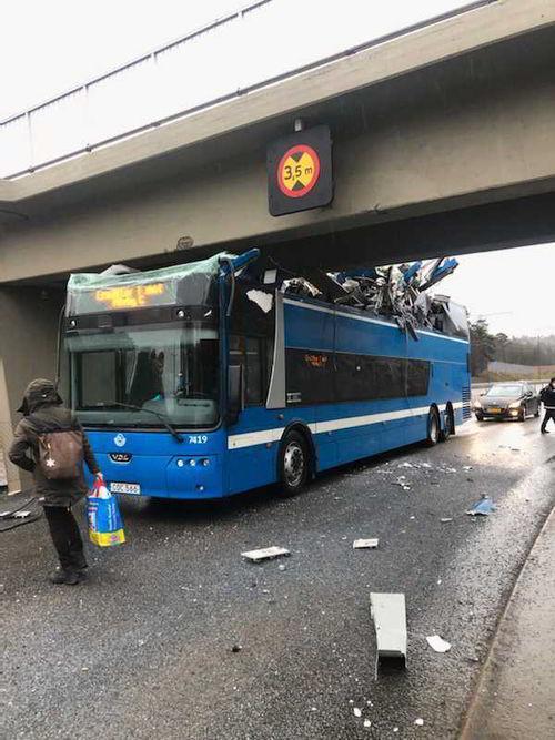 В Стокгольме автобус застрял под мостом