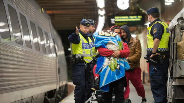 Швецию обещают избавить от беженцев и феминизма