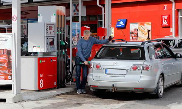 В Стокгольме требуют вдвое увеличить цену на бензин
