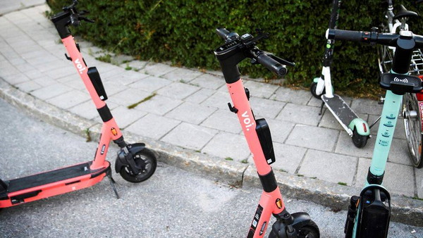 В Швеции запретят парковку электросамокатов на тротуарах