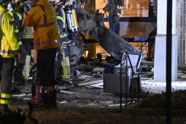 В Стокгольме в жилых домах гремят взрывы