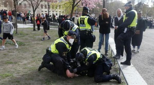 В Швеции наказывают организаторов незаконной демонстрации и восторгаются российскими незаконными демонстрациями