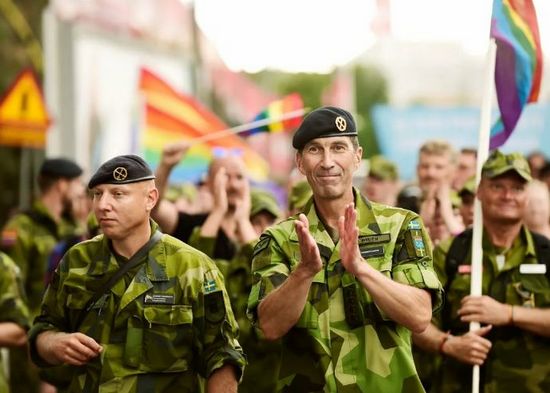 Шведскую армию осудили за поддержку гей-парада