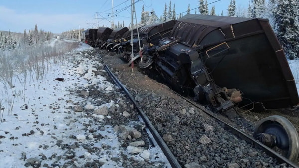 На севере Швеции поезд сошёл с рельс