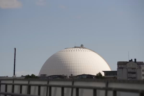 Одиннадцать человек эвакуировали с крыши крупнейшего в мире сферического здания в Стокгольме
