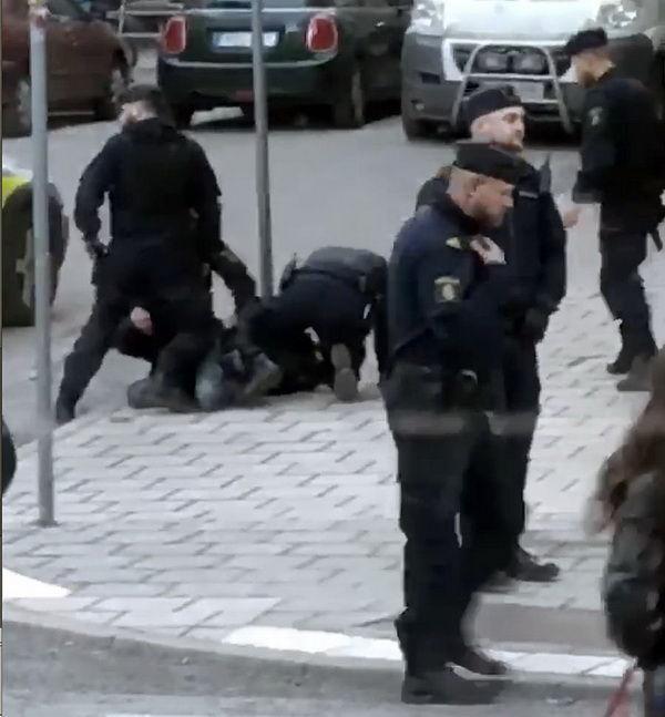 Полицейские Стокгольма избили известного артиста