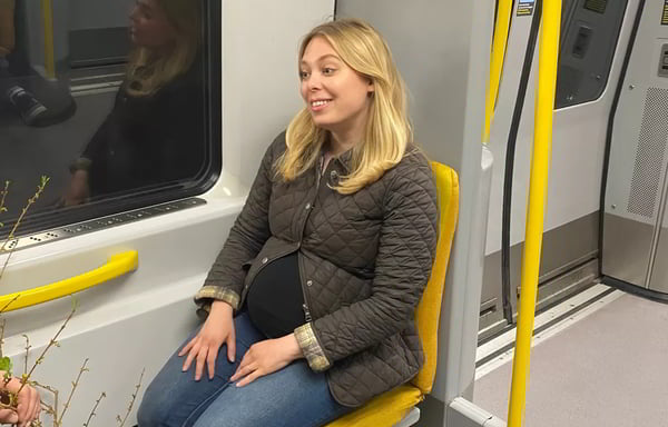 Жителей Стокгольма попробуют заставить уступать в метро места беременным
