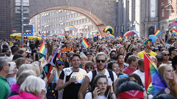 Стокгольм отмечает триумфальное возвращение гей-парада