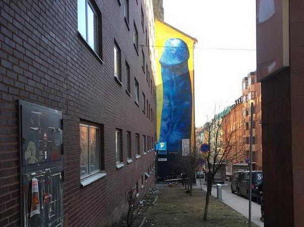 Гигантский голубой пенис вознёсся над Стокгольмом