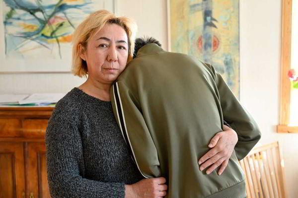 Власти Швеции отправляют женщину в казахскую тюрьму, а её сына - в приют