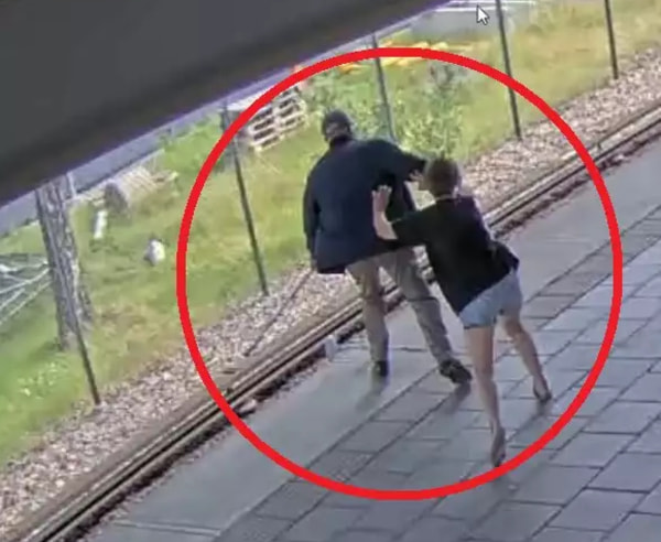 На видео попало столкновение человека на рельсы стокгольмского метро