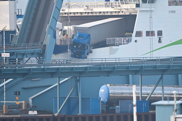 В шведском порту грузовик едва не упал с парома