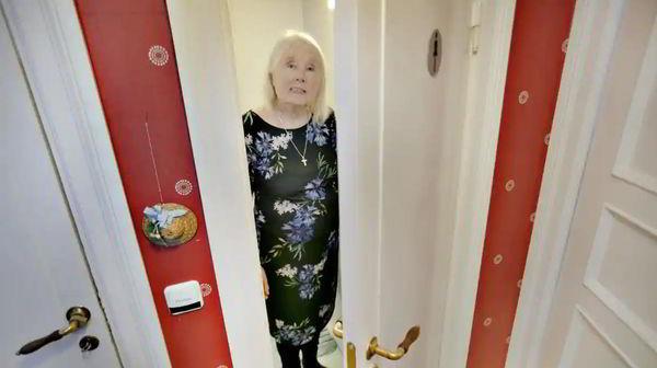 Пожилую шведку вынуждают принимать душ с незнакомыми мужчинами