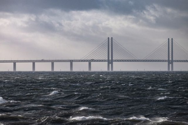 Мост между Швецией и Данией закрыли из-за сильного ветра