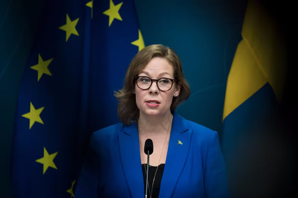 Шведскому министру пришлось прятаться от украинских беженцев в туалете