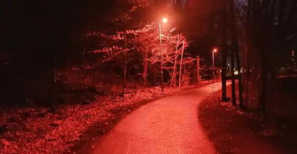 В Швеции начали освещать улицы красными фонарями