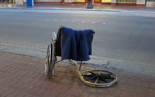 В Швеции требуют отправлять старые инвалидные коляски не на свалку, а на Украину