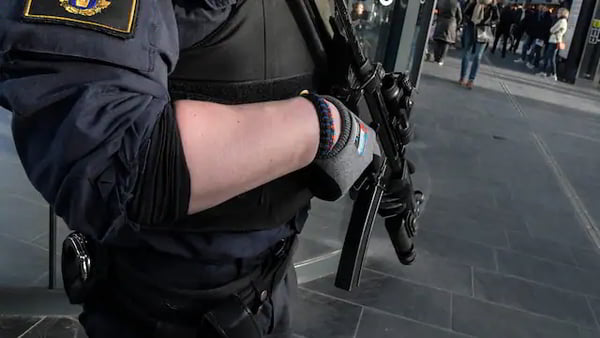 Полиция Швеции просит граждан в целях безопасности не использовать наушники в общественных местах