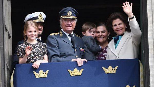 Шведского короля поздравили цветами и салютом