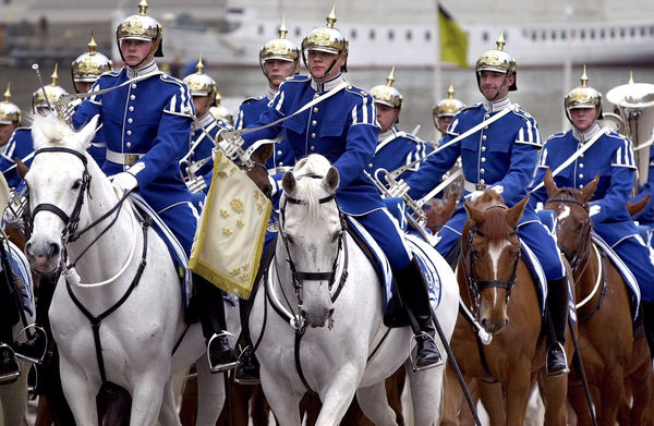 Шведским кавалеристам запретили носить шлемы XIX века