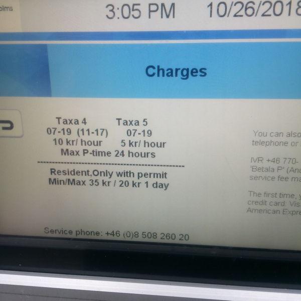 Данный автомат находится между двух зон, поэтому два вида тарифов: Taxa 4 - c 07 до 19 в рабочие дни и с 11 до 15 субботы - 10 крон в час Taxa 5 - c 07 до 19 в рабочие дни - 5 крон в час