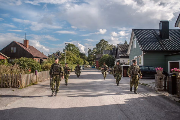 В поисках русских военных патрули вышли на улицы шведского города