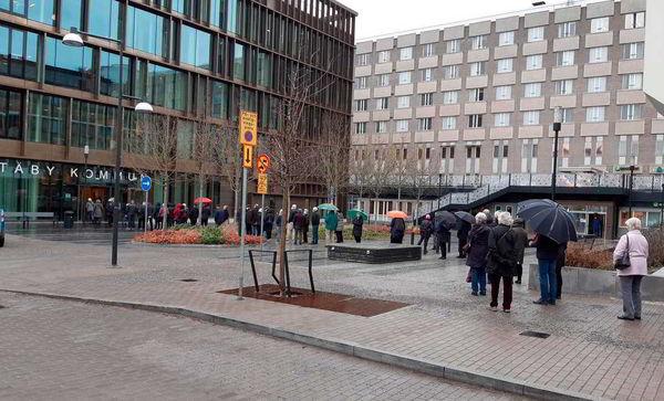 В Стокгольме пенсионеры выстроились в 150-метровую очередь за прививками от коронавируса