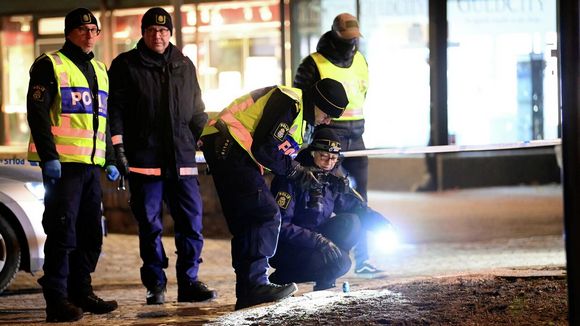 Два простреленных человека были найдены на территории шведской школы в Эребру
