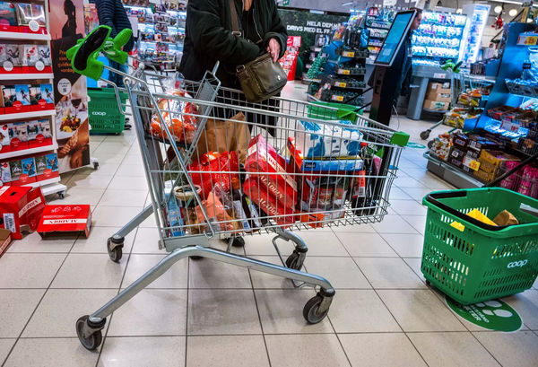 Шведов призывают преждевременно не радоваться снижению цен на продукты питания