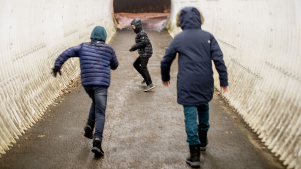Полиция Швеции призывает родителей не одевать детей в дорогую одежду