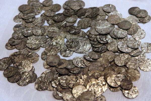 В Швеции археологи нашли арабские деньги. Их теперь может найти любой
