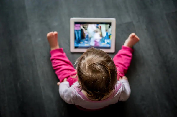 Шведские педиатры не рекомендуют малышам пользоваться планшетами