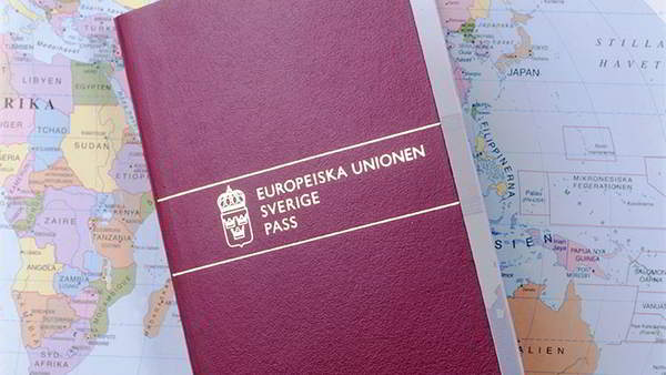Шведский паспорт продолжает терять ценность