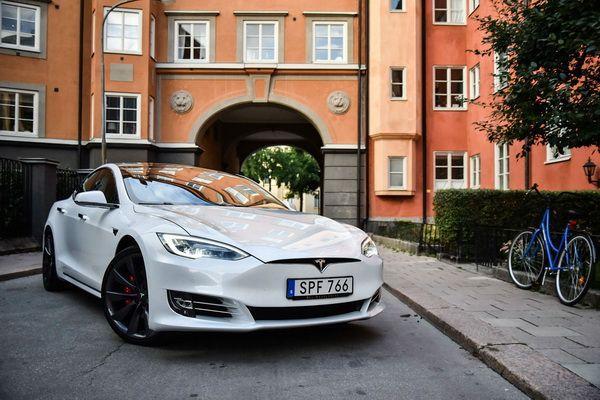 Шведские автовладельцы Tesla в панике