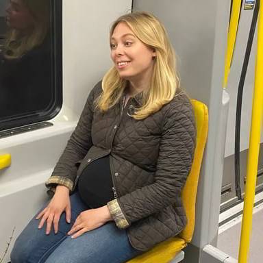 Жителей Стокгольма попробуют заставить уступать в метро места беременным
